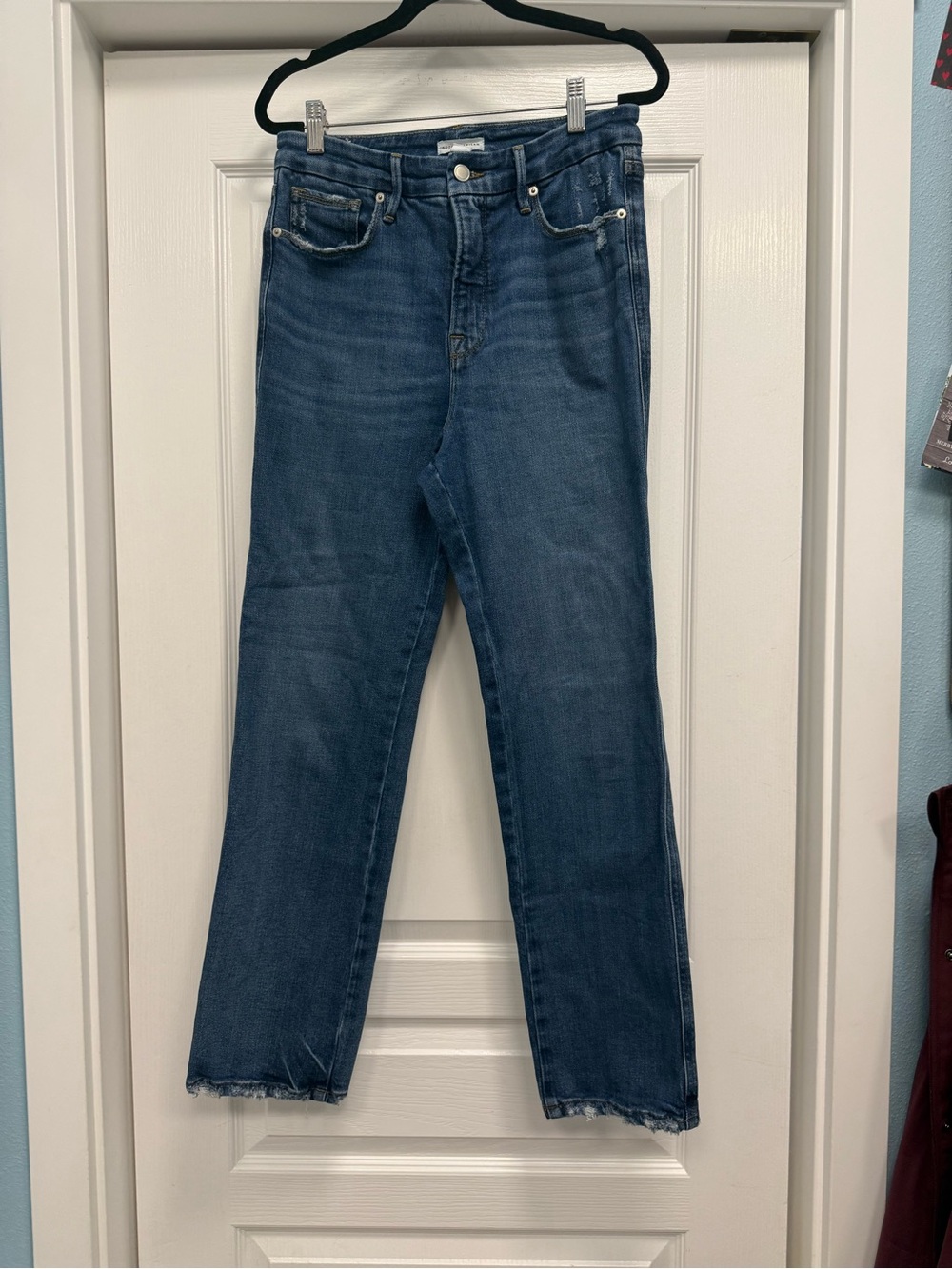 Good American Straight Leg Jeans in Medium Blue Denim